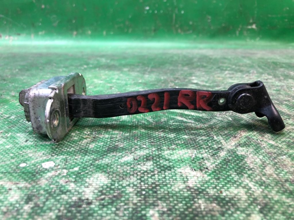 82430-1KA0A | Обмежувач дверей задн. прав. NISSAN JUKE 10-19