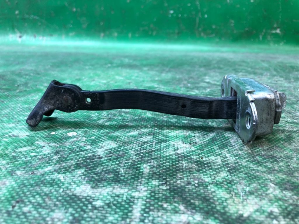 82430-1KA0A | Обмежувач дверей задн. прав. NISSAN JUKE 10-19 - Фото 3