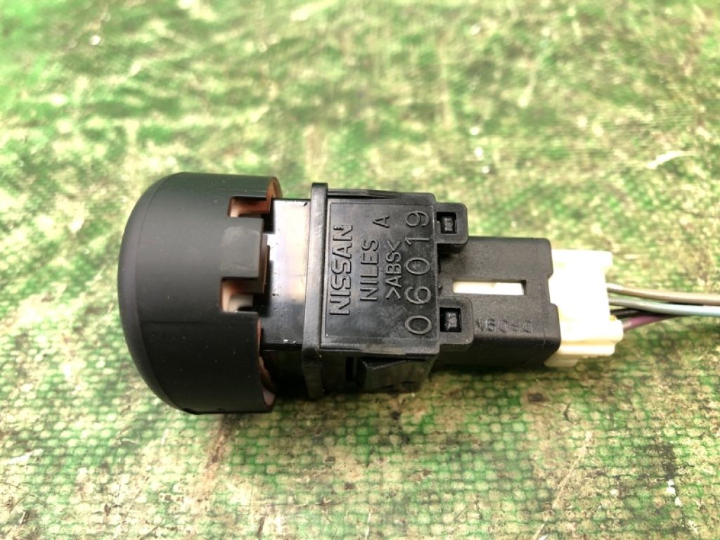 25290-1KA0A | Кнопка аварійної сигналізації NISSAN JUKE 10-19 - Фото 3