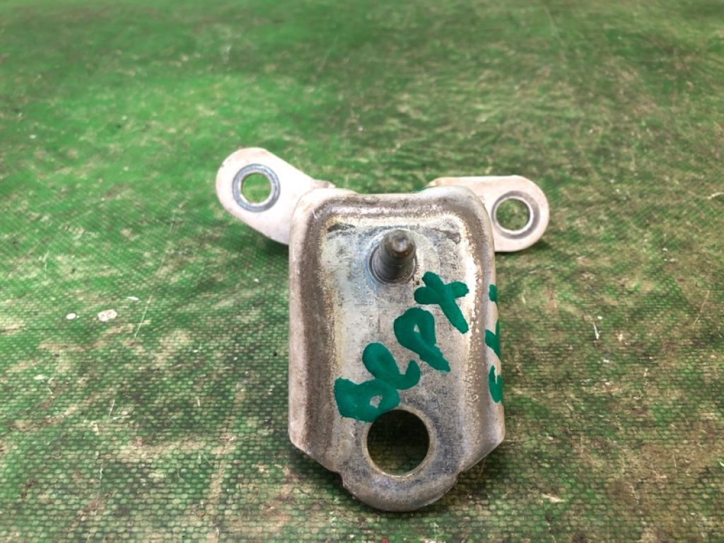 8A6Z-5826800-B | Петля двери верхняя задн. прав. FORD FIESTA 08-17