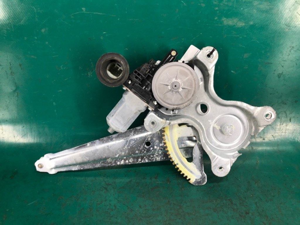 69803-06140 | Стеклоподъемник задн. прав. TOYOTA CAMRY 50 12-15