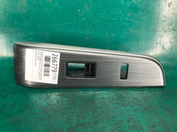 Накладка кнопок склопідйомника передн. прав. TOYOTA CAMRY 50 12-15