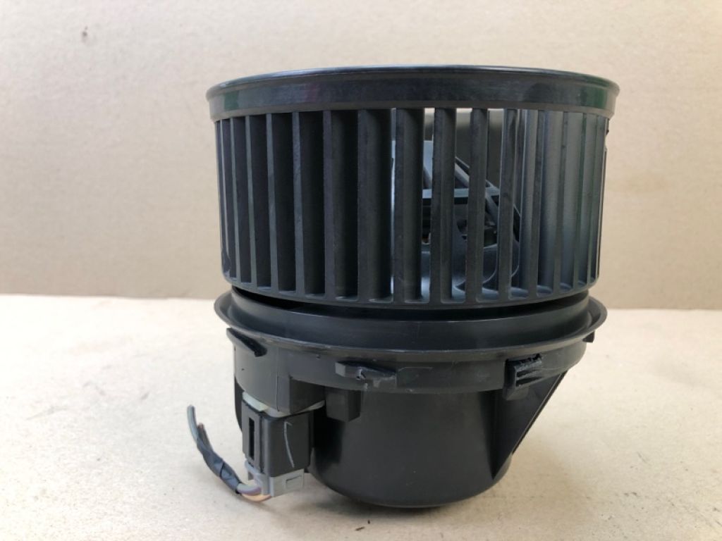 H1FZ-19805-B | Моторчик печки FORD FOCUS 10-18