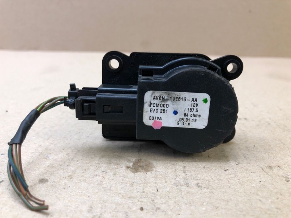 AV6Z-19E616-C | Моторчик заслонки печки FORD FOCUS 10-18