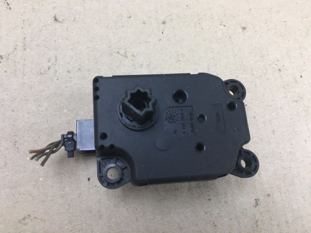 AV6Z-19E616-A | Моторчик заслонки печки FORD FOCUS 10-18