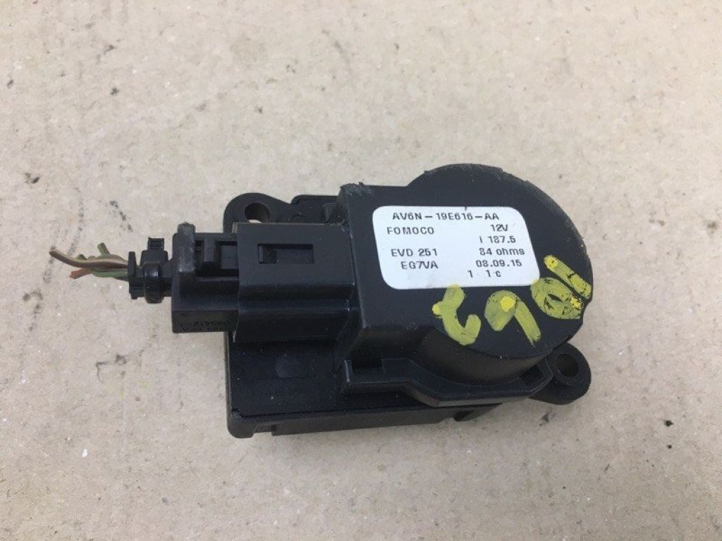 AV6Z-19E616-A | Моторчик заслонки печки FORD FOCUS 10-18 - Фото 2