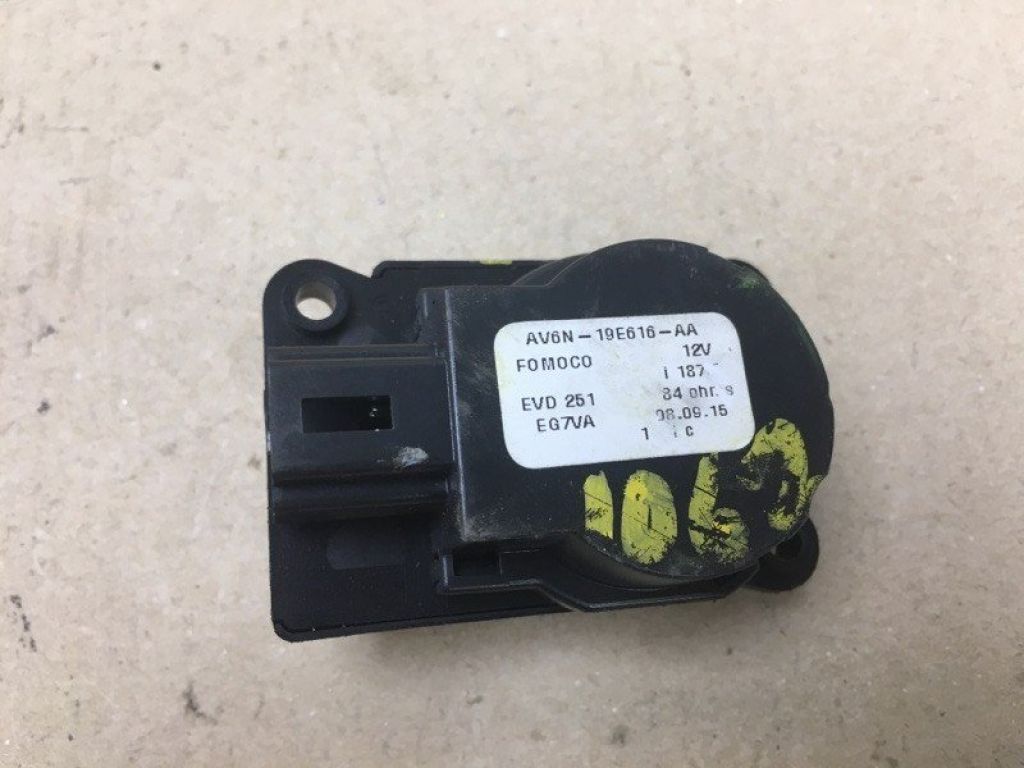 AV6Z-19E616-A | Моторчик заслонки печки FORD FOCUS 10-18