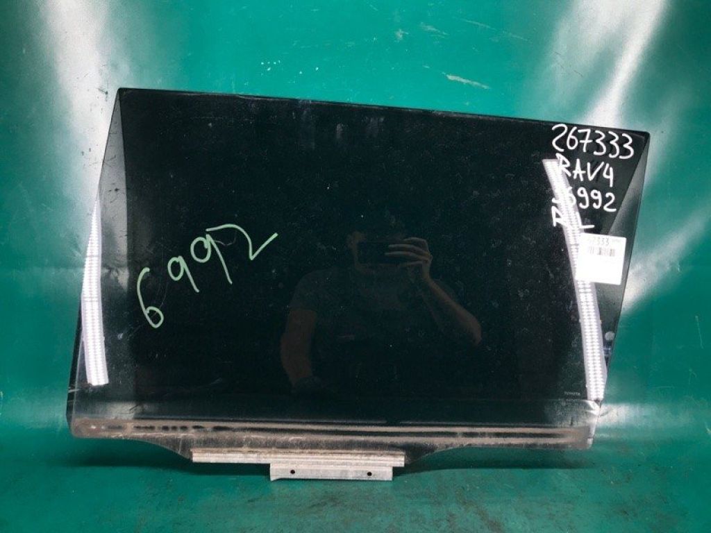 68104-42110 | Стекло двери задн. лев. TOYOTA RAV4 05-12
