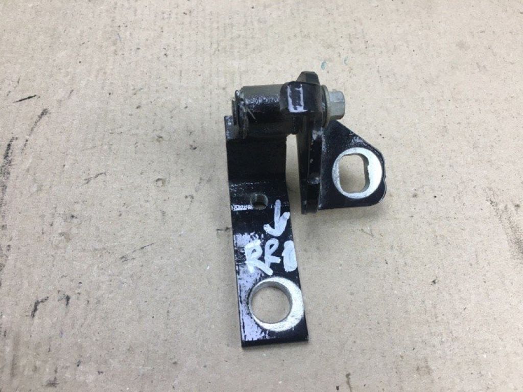 AM5Z-5826802-A | Петля двери нижняя задн. прав. FORD FOCUS 10-18