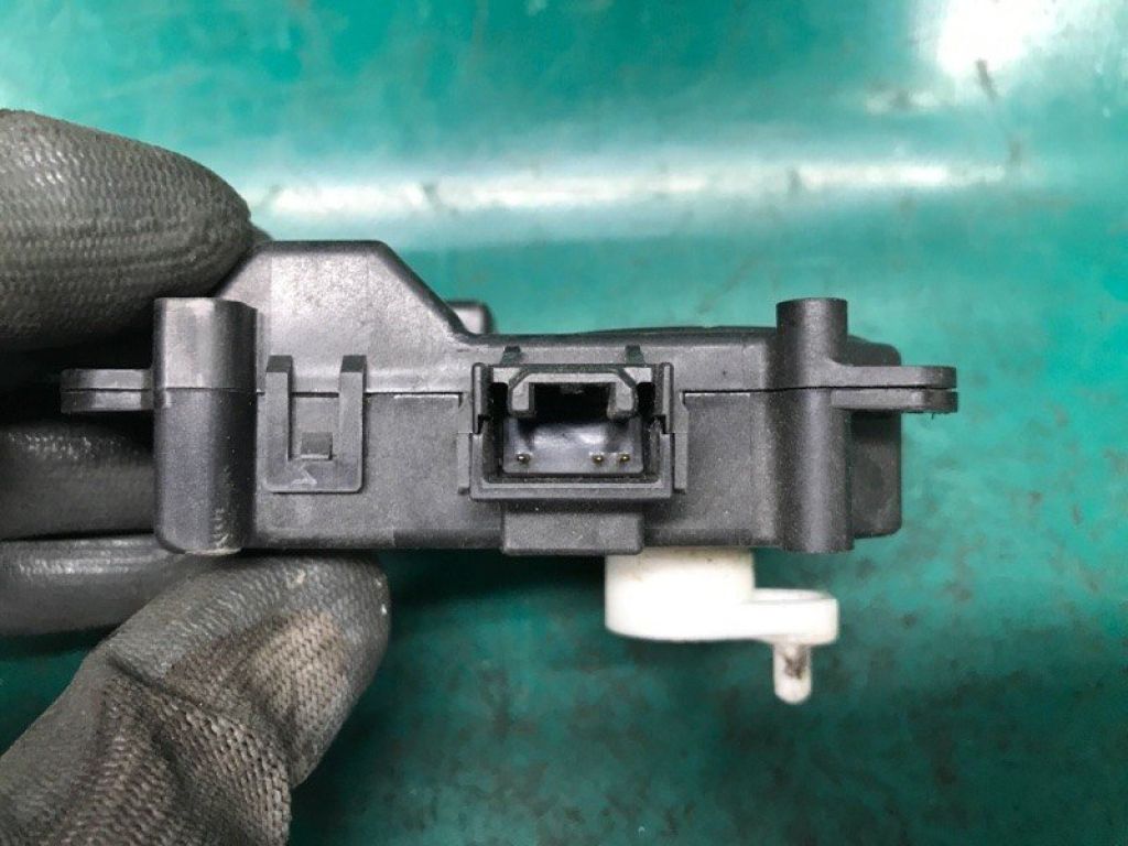 87106-42130 | Моторчик заслінки пічки TOYOTA RAV4 05-12 - Фото 3