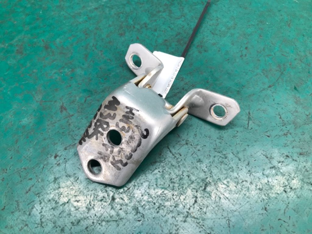 F151-59-210 | Петля двери нижняя передн. прав. MAZDA 3 BK 03-08 - Фото 2