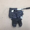 4F5 827 505 D | Замок кришки багажника VOLKSWAGEN JETTA 05-10 - Прев'ю 3