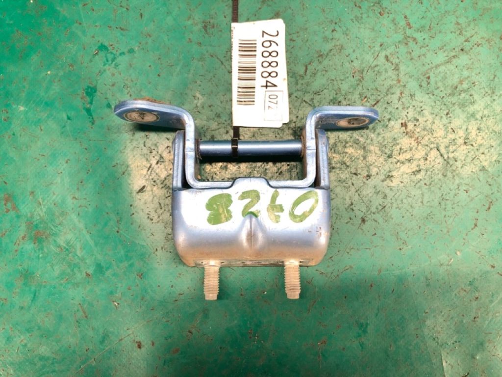 82400-3NA0A | Петля двері верхня задн. прав. NISSAN LEAF 10-17