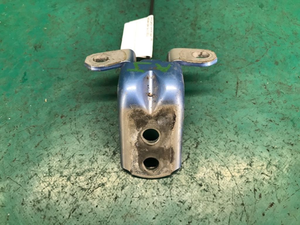 82421-3NA0A | Петля двери нижняя задн. лев. NISSAN LEAF 10-17