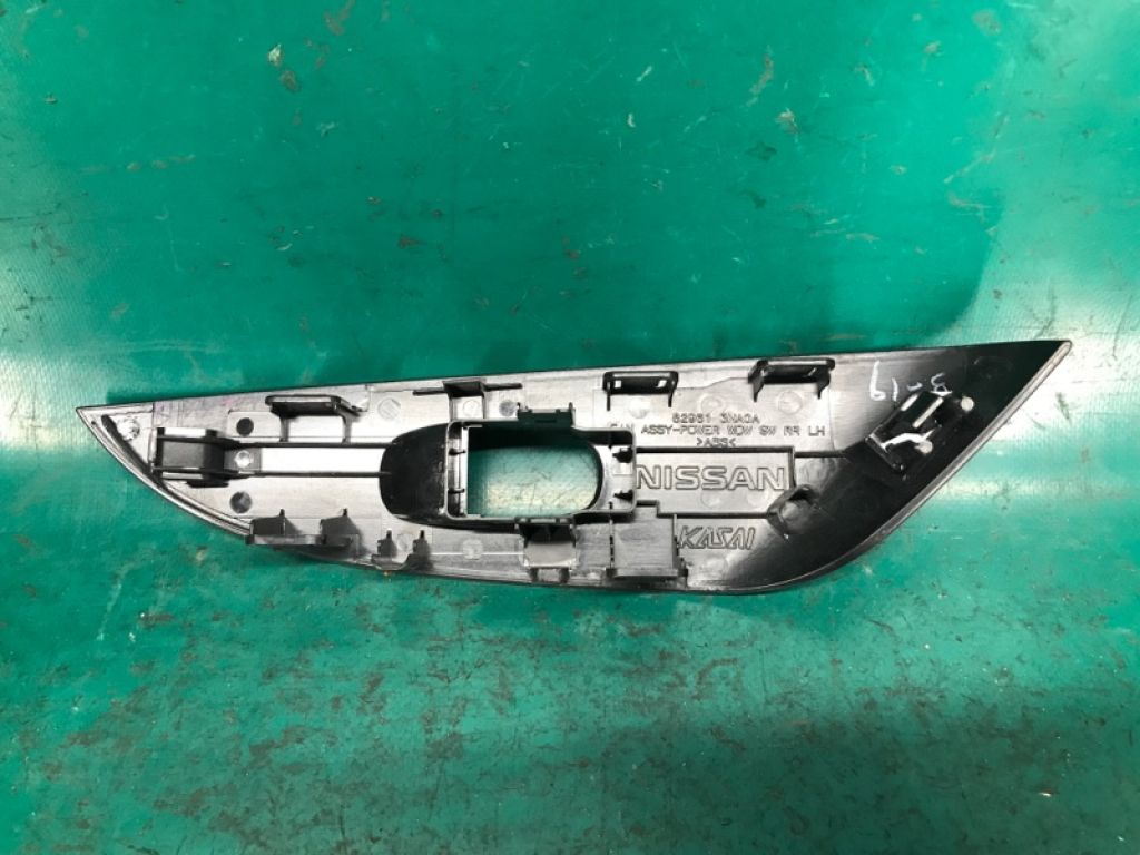 82961-3NA0A | Накладка кнопок стеклоподъемника задн. лев. NISSAN LEAF 10-17 - Фото 4