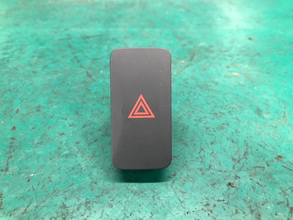 25290-3NA0A | Кнопка аварийной сигнализации NISSAN LEAF 10-17