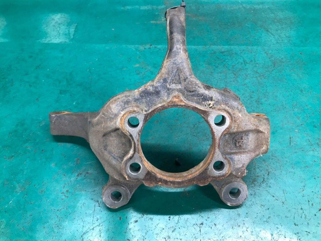 40015-1KA1A | Кулак поворотний передн. лів. NISSAN LEAF 10-17