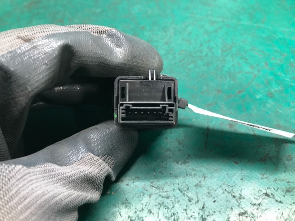 93750-A9000GBU | Кнопка відкриття лючка бензобака KIA SEDONA 14-18 - Фото 3