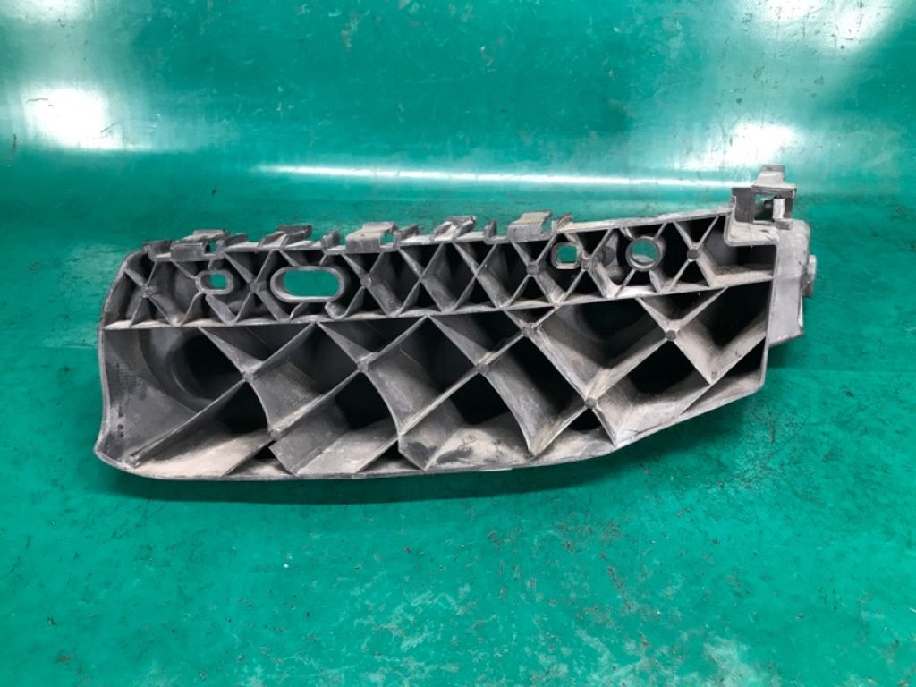 68227825AA | Кронштейн крепления фары лев. DODGE DURANGO 11- (WD)