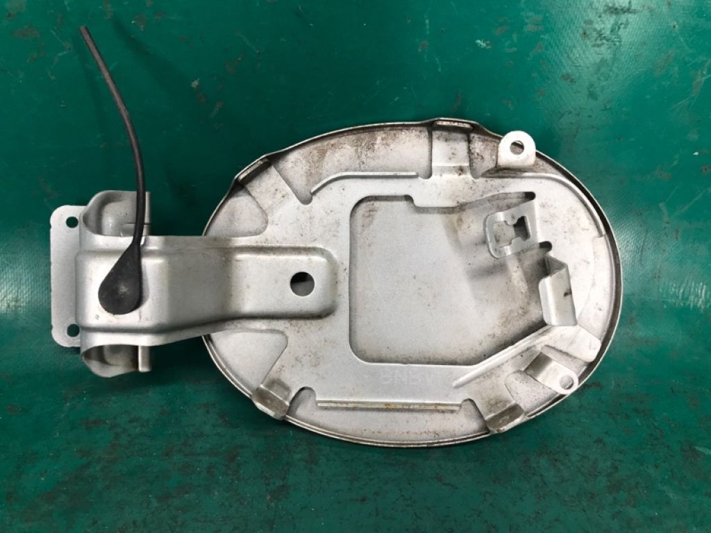 BN8V-42-410D | Лючок топливного бака MAZDA 3 BK 03-08 - Фото 2