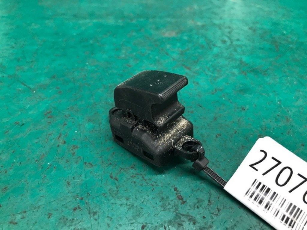 B32H-66-370 | Кнопка склопідіймача задн. прав. MAZDA 3 BK 03-08