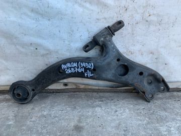 Рычаг передней подвески нижний лев. TOYOTA AVALON 99-05