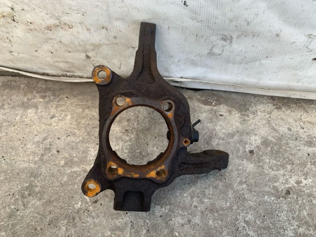 3870A055 | Кулак поворотный лев. MITSUBISHI ECLIPSE 05-08