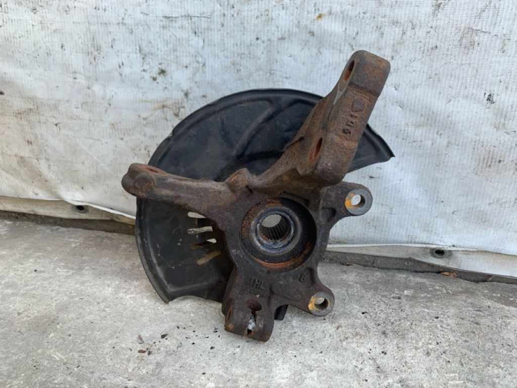 40015-1HK0A | Кулак поворотный лев. NISSAN VERSA B17 11-19