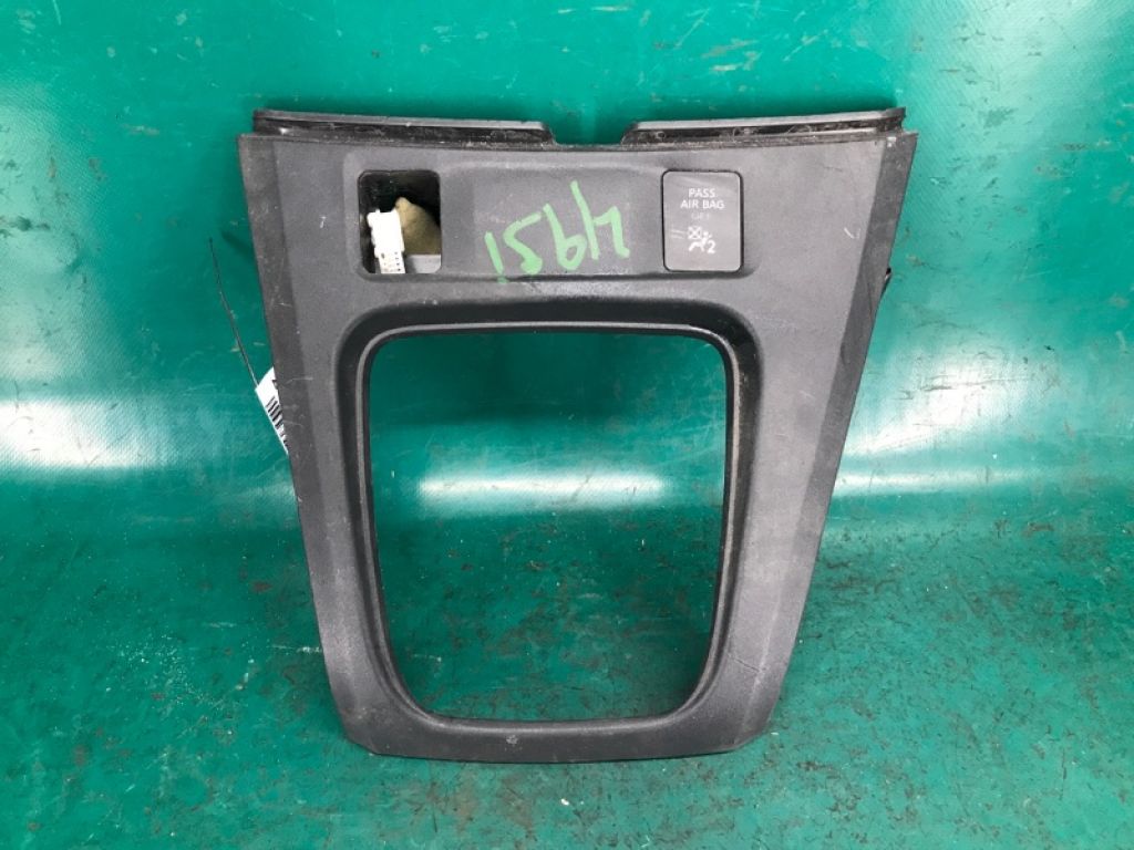 68262-3LM0A | Накладка торпедо-центр. NISSAN NV200 USA 13-