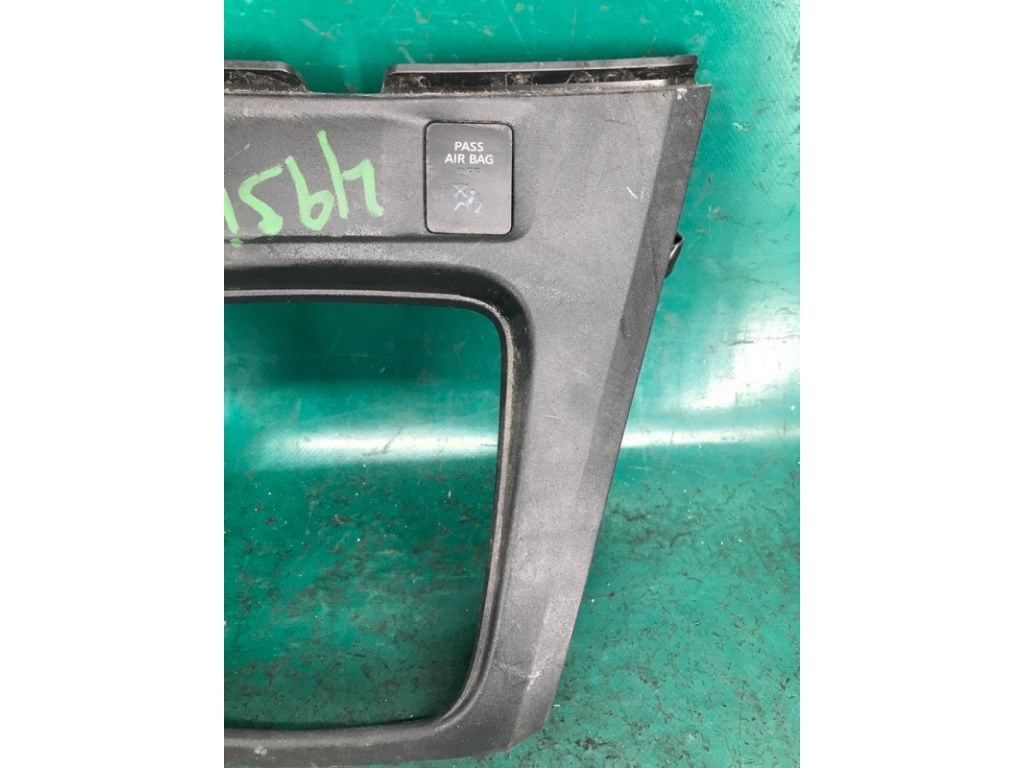 68262-3LM0A | Накладка торпедо-центр. NISSAN NV200 USA 13- - Фото 4