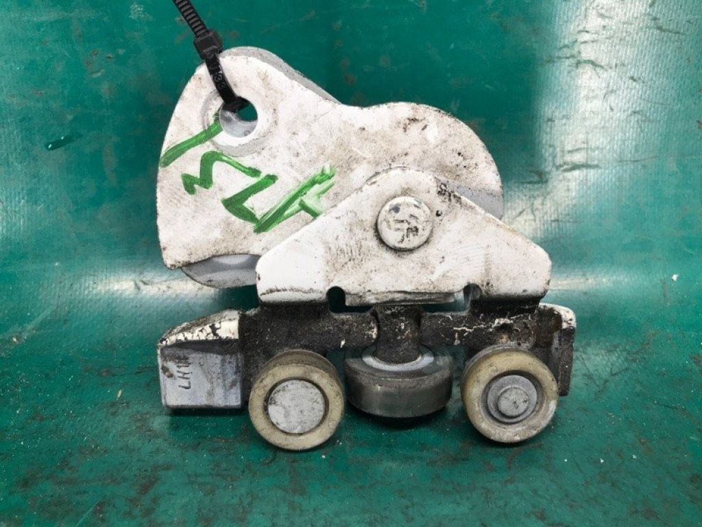 82421-JX00B | Ролик сдвижной двери нижний лев. NISSAN NV200 USA 13-