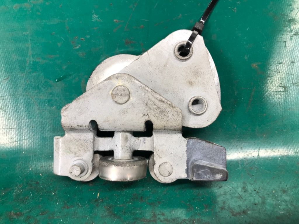 82421-JX00B | Ролик сдвижной двери нижний лев. NISSAN NV200 USA 13- - Фото 3