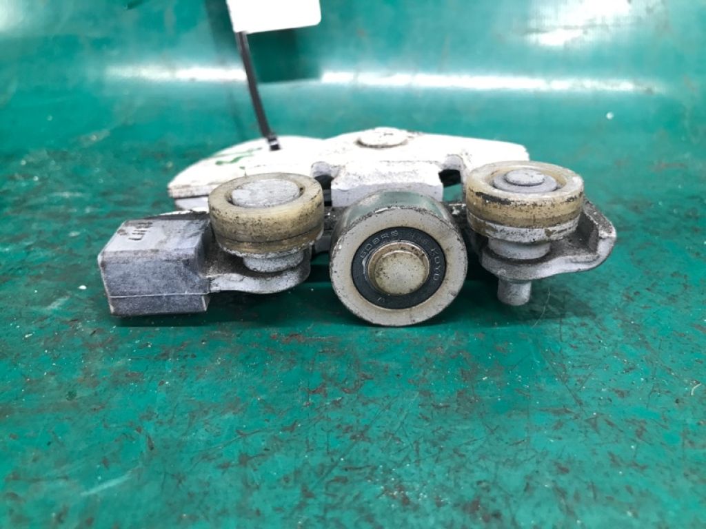 82421-JX00B | Ролик сдвижной двери нижний лев. NISSAN NV200 USA 13- - Фото 4