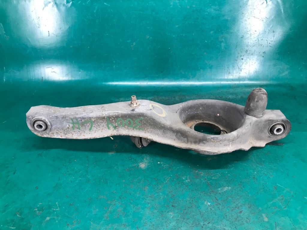 BN8B-28-300 | Рычаг задней подвески поперечный нижний лев. MAZDA 3 BK 03-08