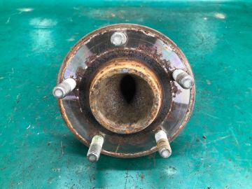 Маточина колеса задн. лів. MAZDA 3 BK 03-08
