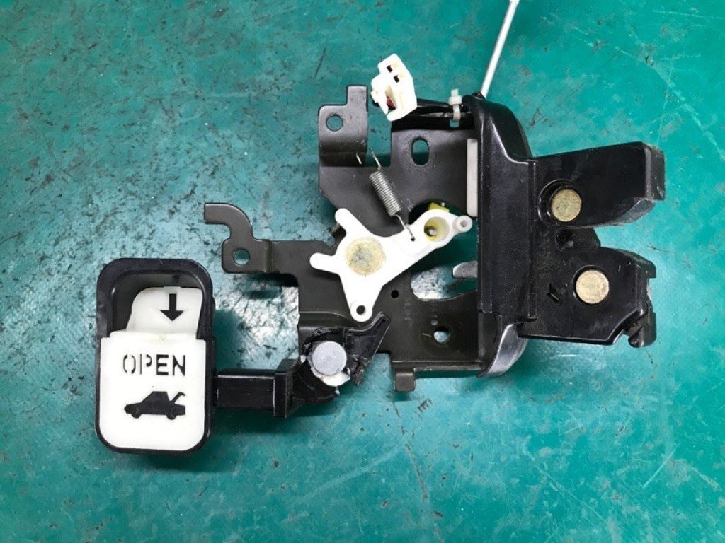 BN8P-56-820A | Замок кришки багажника MAZDA 3 BK 03-08