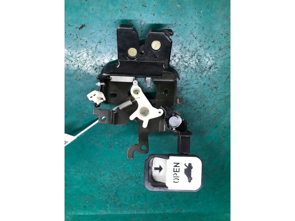 BN8P-56-820A | Замок кришки багажника MAZDA 3 BK 03-08 - Фото 3