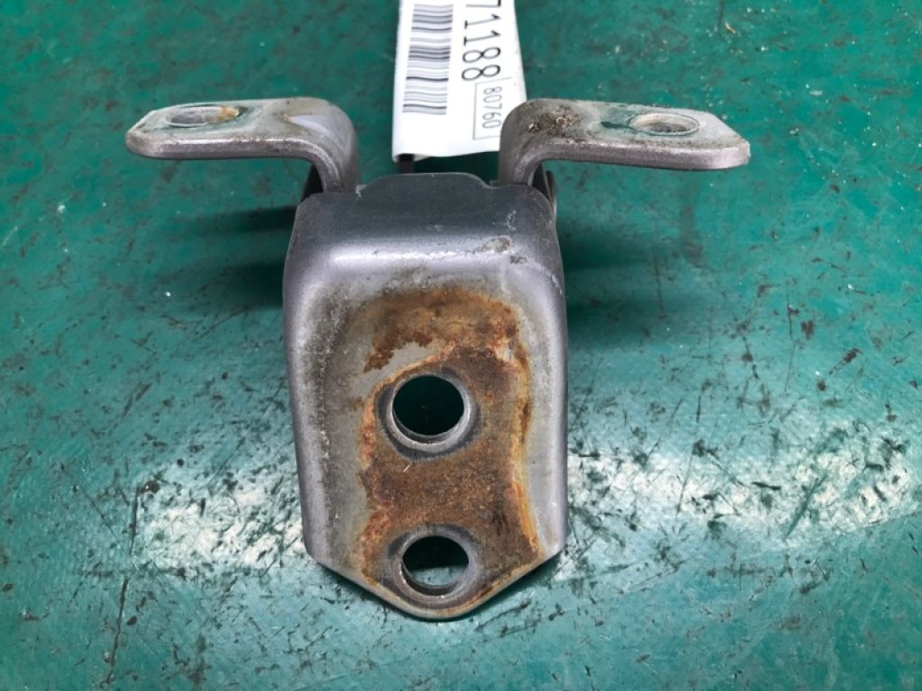 F151-59-210 | Петля двері нижня передн. прав. MAZDA 3 BK 03-08