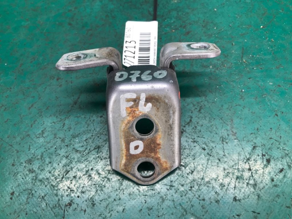 F151-58-210 | Петля двери нижняя передн. лев. MAZDA 3 BK 03-08