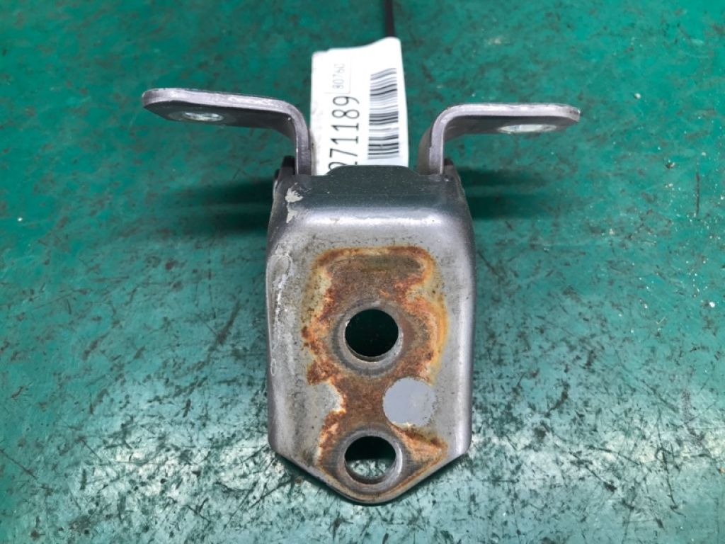 F151-58-210 | Петля двери верхняя передн. прав. MAZDA 3 BK 03-08