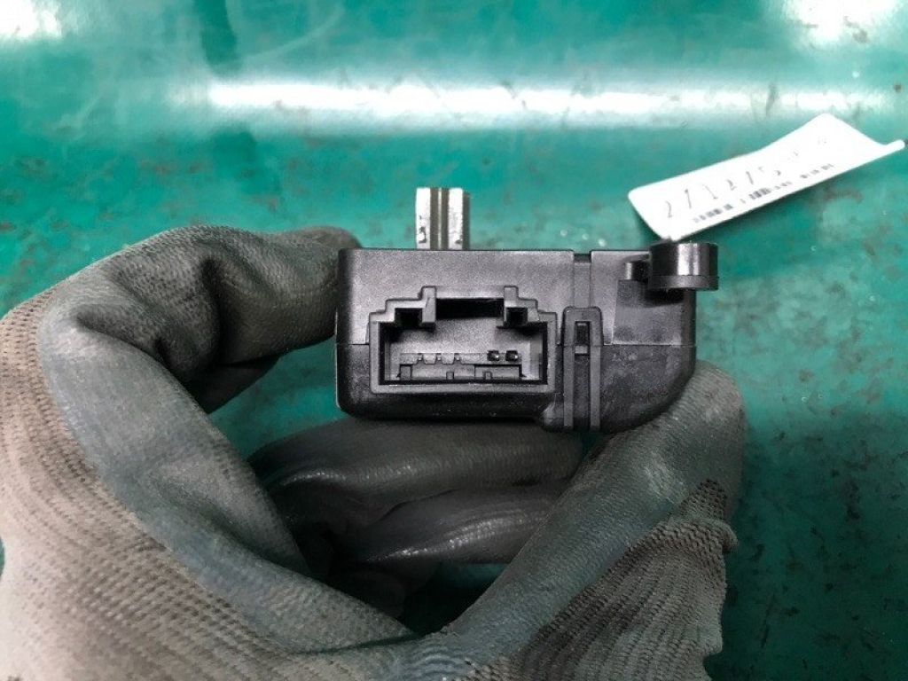 GS3L-61-B60 | Моторчик заслінки пічки MAZDA 6 GH 07-12 - Фото 3