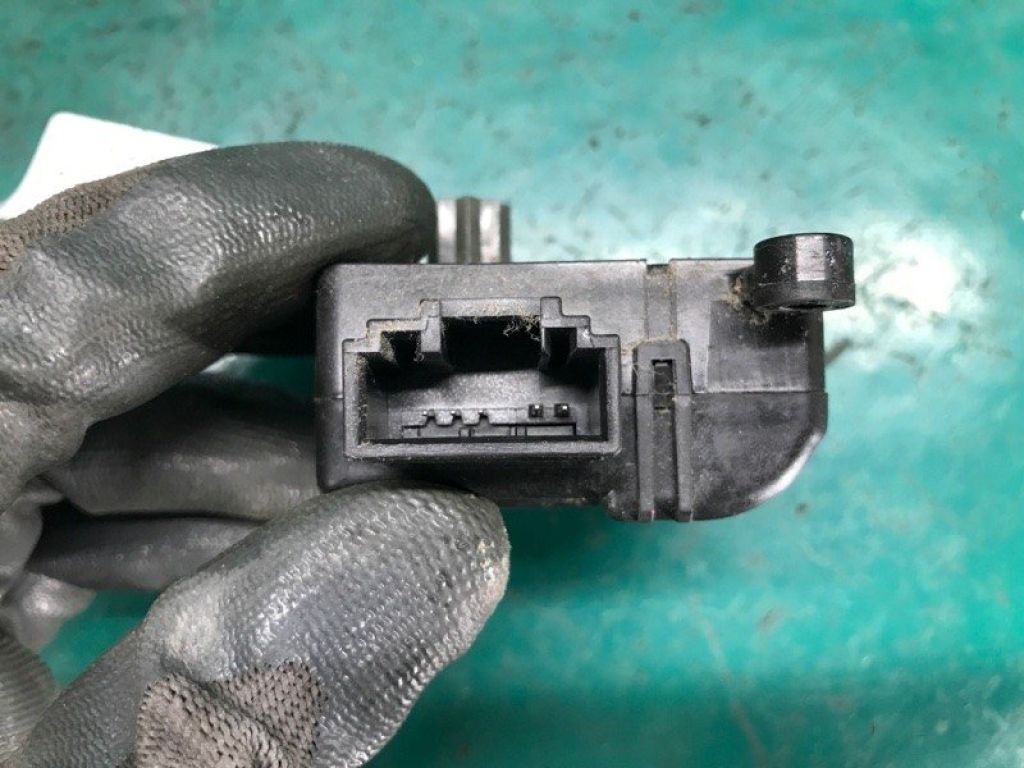 GS3L-61-A60 | Моторчик заслінки пічки MAZDA 6 GH 07-12 - Фото 3