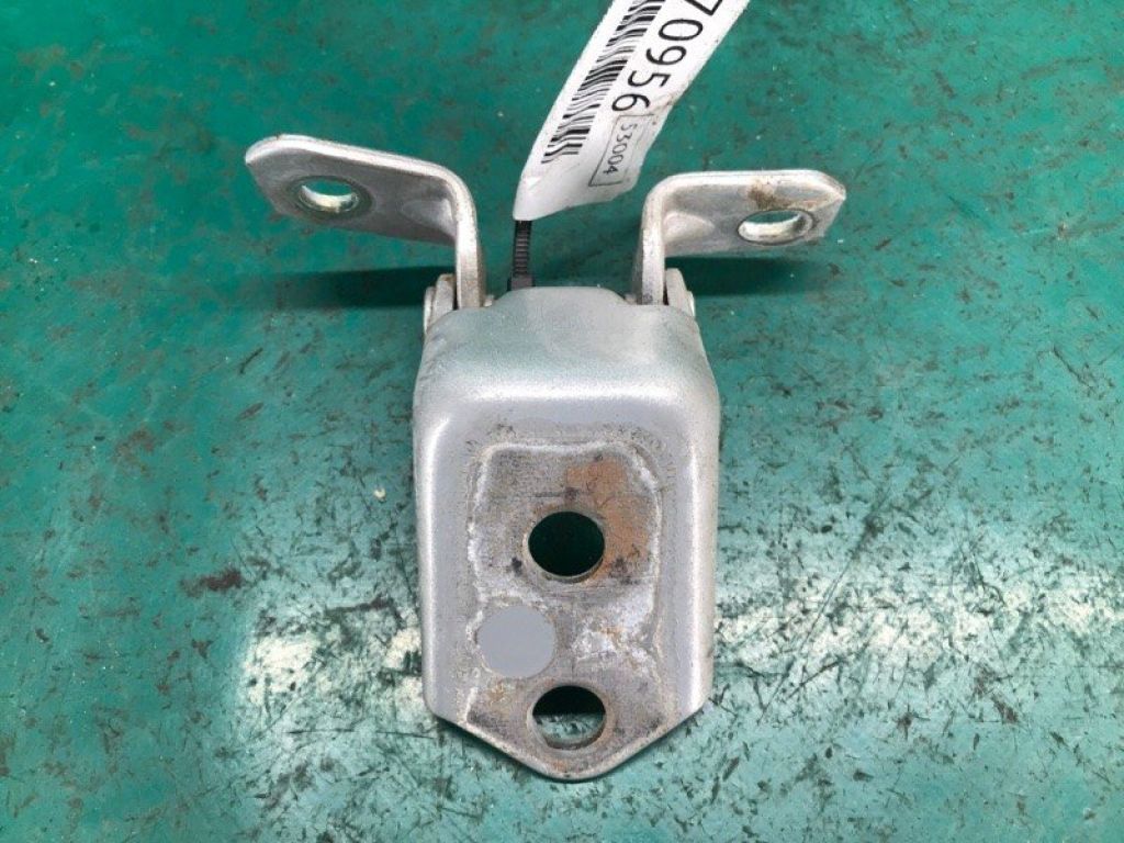 E112-73-240 | Петля двери нижняя задн. лев. MAZDA 3 BK 03-08