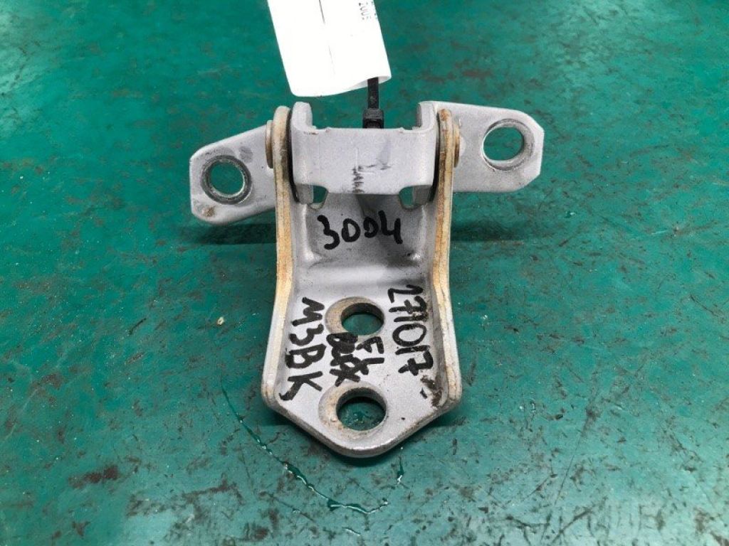F151-59-210 | Петля двері верхня передн. лів. MAZDA 3 BK 03-08 - Фото 4