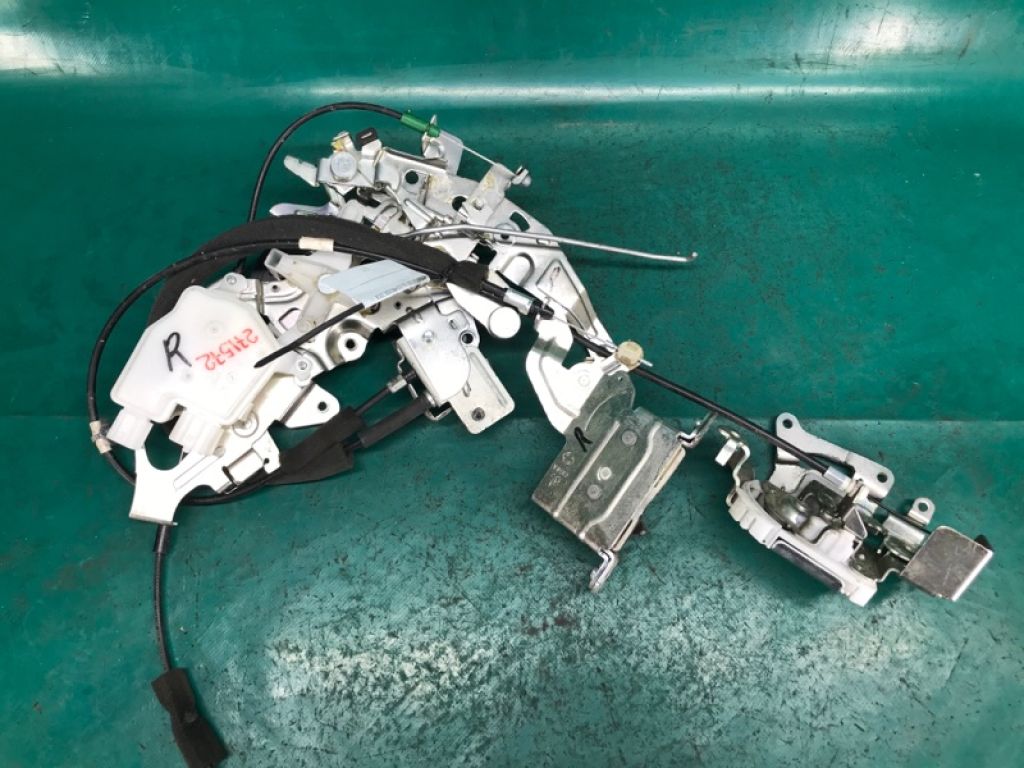 82500-9SG0A | Замок двери боковой прав. NISSAN NV200 USA 13-