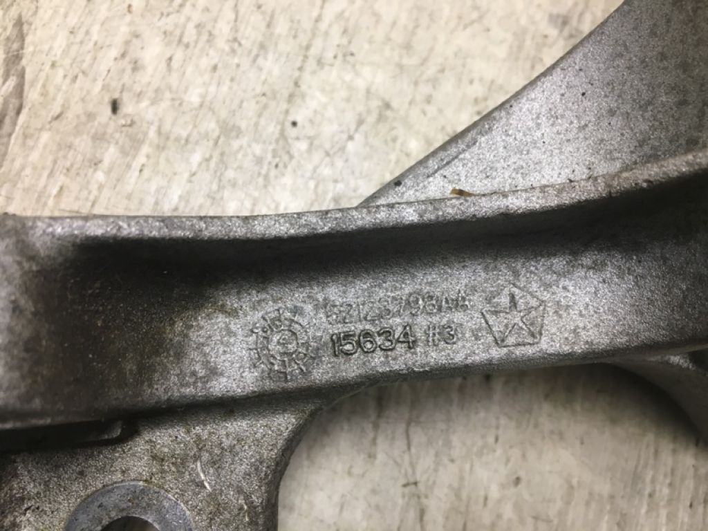 52123798AA | Кронштейн проміжного валу передн. прав. CHRYSLER 200 14-16 - Фото 6