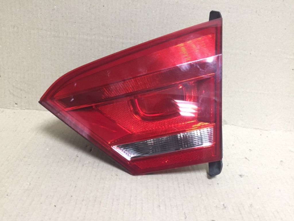 561 945 094 C | Фонарь внутренний прав. VOLKSWAGEN PASSAT B7 11-15
