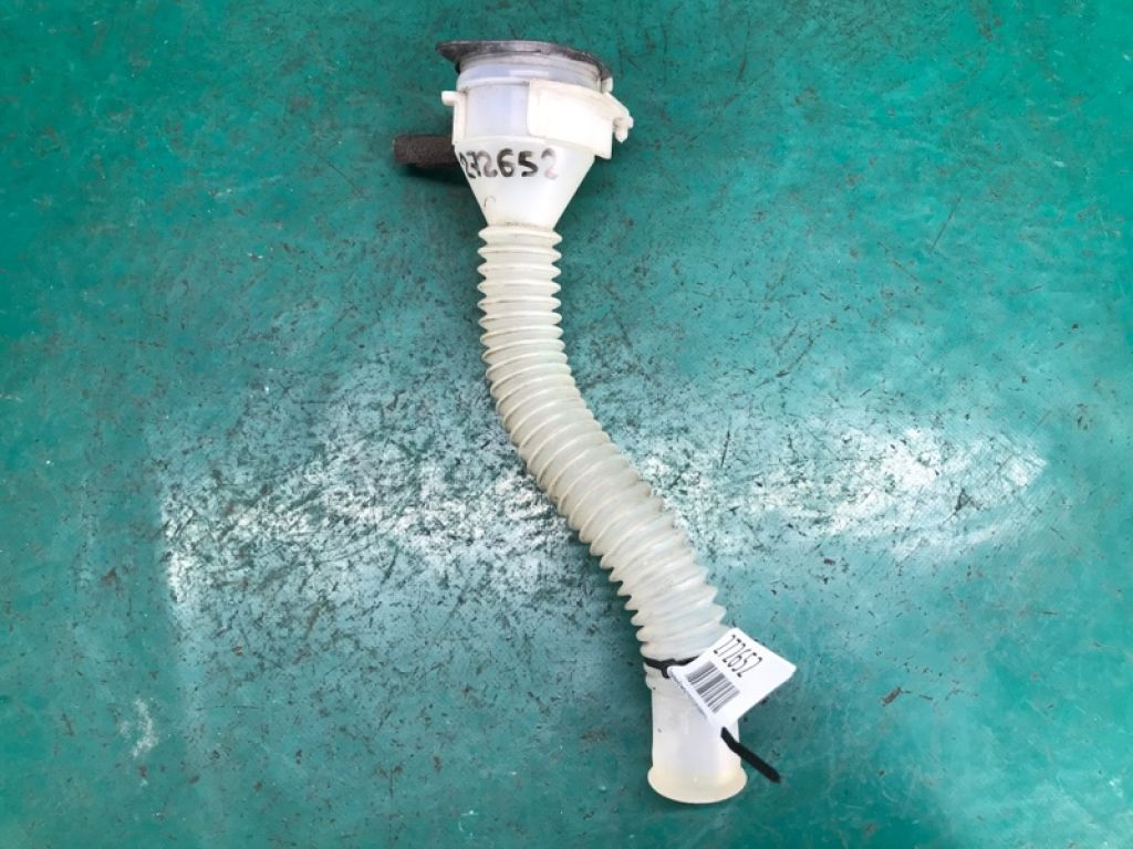 85319-0E010 | Горловина бачка склоомивача LEXUS RX300/330/350/400 03-09