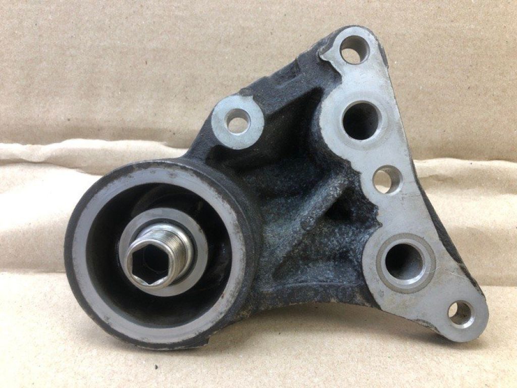 15609-37010 | Кронштейн масляного фільтра TOYOTA COROLLA 150 06-13