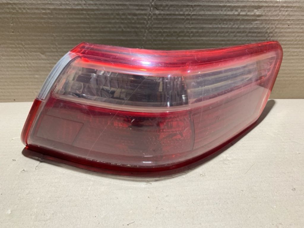 81550-06240 | Ліхтар зовнішній прав. TOYOTA CAMRY 40 06-11